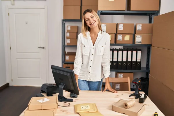 Νεαρή Ισπανίδα Εργαζόμενη Στο Ηλεκτρονικό Εμπόριο Χαμογελά Αυτοπεποίθηση Στο Γραφείο — Φωτογραφία Αρχείου