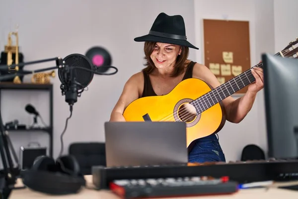 Женщина Музыкант Средних Лет Проводит Онлайн Концерт Классической Гитары Музыкальной — стоковое фото