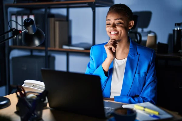 Beautiful African American Woman Working Office Night Looking Confident Camera — Stock Photo, Image