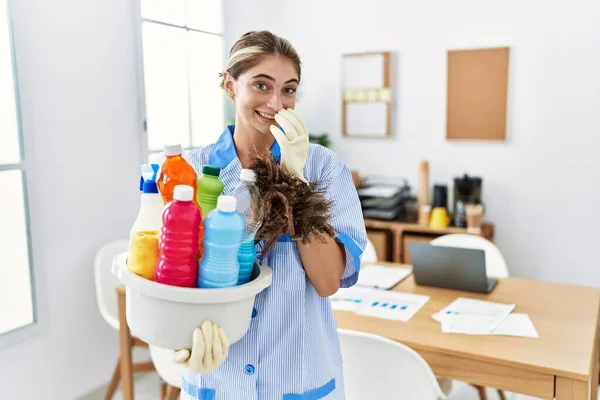 Joven Mujer Rubia Vistiendo Uniforme Más Limpio Sosteniendo Productos Limpieza —  Fotos de Stock