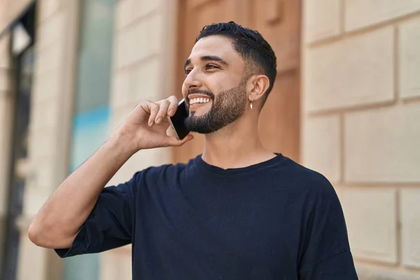 Giovane Arabo Uomo Sorridente Fiducioso Parlando Sullo Smartphone Strada — Foto Stock