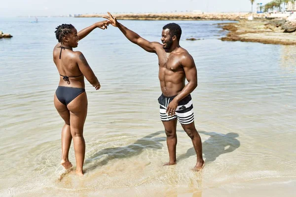 Joven Pareja Turistas Afroamericanos Con Trajes Baño Bailando Playa — Foto de Stock