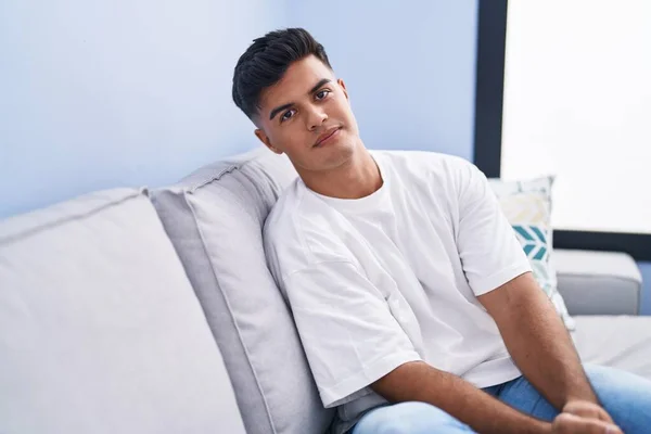 Mladý Hispánec Sedí Pohovce Uvolněným Výrazem Doma — Stock fotografie