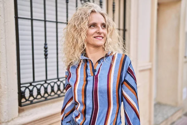 Mujer Rubia Mediana Edad Sonriendo Confiada Caminando Calle —  Fotos de Stock