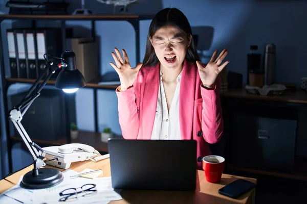 Chinesische Junge Frau Die Nachts Büro Arbeitet Feiert Verrückt Und — Stockfoto