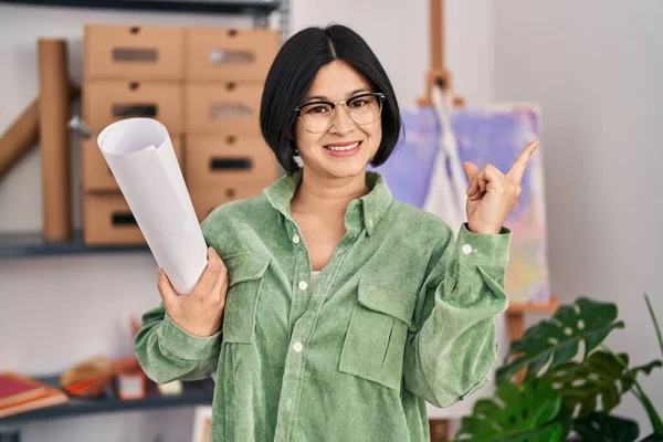 Young Asian Woman Holding Paper Art Studio Smiling Happy Pointing — ストック写真