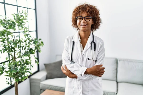 Junge Afrikanisch Amerikanische Frau Arztuniform Und Stethoskop Glücklich Lächelnd Mit — Stockfoto