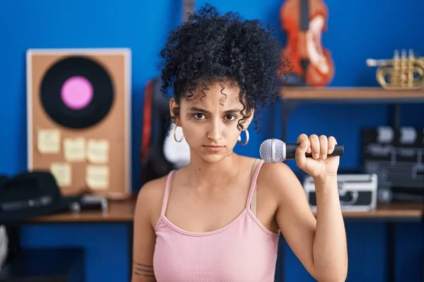 Hispanic Woman Curly Hair Singing Song Using Microphone Music Studio — Fotografia de Stock