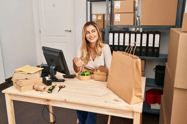 Young Blonde Woman Ecommerce Business Worker Eating Salad Office — Stock Photo, Image