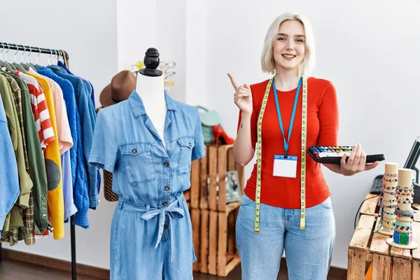 Joven Mujer Caucásica Trabajando Como Diseñadora Boutique Sonriendo Feliz Señalando — Foto de Stock