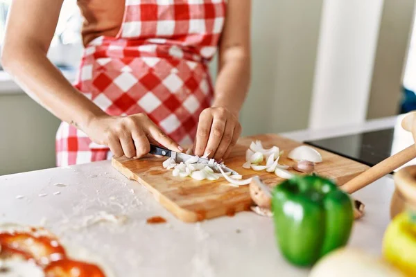 Jovem Bela Mulher Hispânica Cortando Cebola Cozinha — Fotografia de Stock
