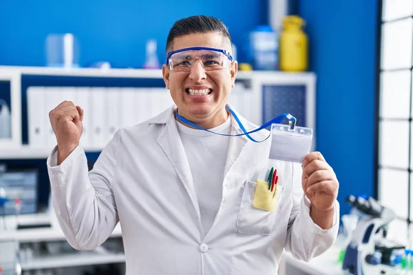 Hispanic Ung Man Som Arbetar Forskare Laboratorium Håller Kort Skriker — Stockfoto