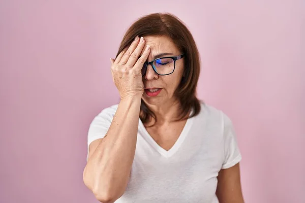 Medelåldern Hispanic Kvinna Står Över Rosa Bakgrund Gäspande Trött Täcker — Stockfoto