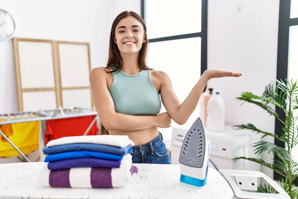 Çamaşır Odasında Giysilerini Ütüleyen Neşeli Bir Şekilde Gülümseyen Avuç Içi — Stok fotoğraf