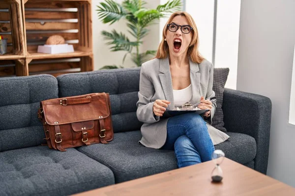 Mujer Hispana Trabajando Consultorio Enojada Loca Gritando Frustrada Furiosa Gritando —  Fotos de Stock