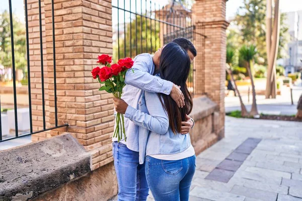 Joven Pareja Latina Esperando Sorpresa Bebé Con Flores Calle —  Fotos de Stock