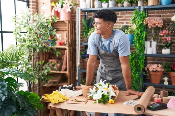 Jonge Spaanse Man Bloemist Glimlachend Zelfverzekerd Staande Bloemenwinkel — Stockfoto