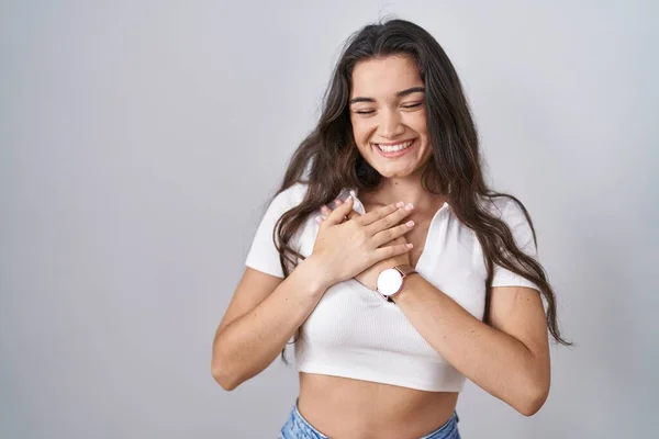 Jeune Adolescente Debout Sur Fond Blanc Souriant Avec Les Mains — Photo