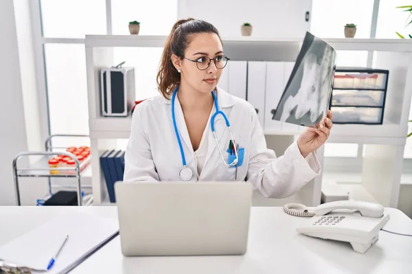 Jovem Bela Mulher Hispânica Médico Olhando Xray Usando Laptop Clínica — Fotografia de Stock