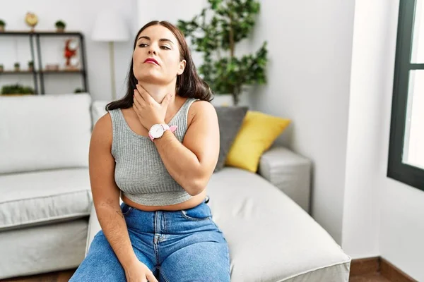 Jovem Morena Sentada Sofá Casa Tocando Pescoço Doloroso Dor Garganta — Fotografia de Stock