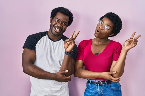 Joven Pareja Afroamericana Pie Sobre Fondo Rosa Sonriendo Con Cara —  Fotos de Stock