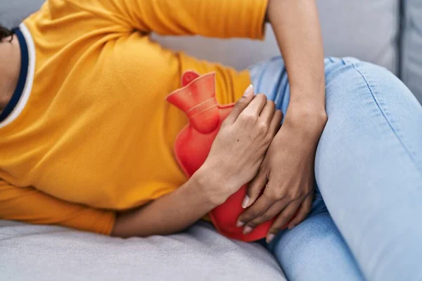 Junge Afroamerikanerin Leidet Unter Menstruationsbeschwerden Mit Heißem Wassersack Hause — Stockfoto