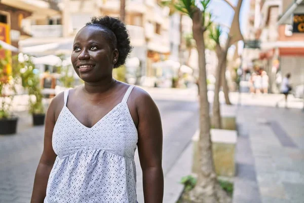 Ung Afrikansk Amerikansk Kvinna Ler Lycklig Stående Vid Staden — Stockfoto