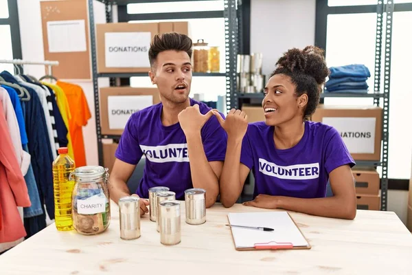 Jóvenes Interracial Vistiendo Camiseta Voluntaria Donaciones Pie Sonriendo Con Cara —  Fotos de Stock