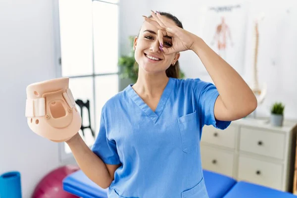 Mladá Fyzioterapeutka Žena Drží Krční Límec Lékařské Klinice Úsměvem Dělá — Stock fotografie