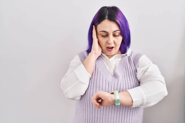 Size Woman Wit Purple Hair Standing White Background Looking Watch — Stok fotoğraf
