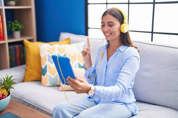 Young Hispanic Woman Doing Video Call Tablet Wearing Headphones Smiling — Stockfoto