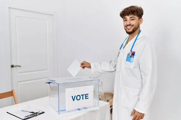 Young Arab Man Wearing Doctor Uniform Voting Electoral College — Φωτογραφία Αρχείου