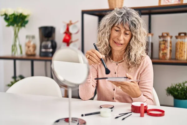 Mujer Mediana Edad Sonriendo Confiado Aplicando Maquillaje Casa —  Fotos de Stock