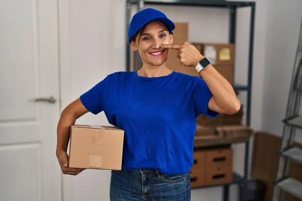 Middle Age Brunette Woman Working Wearing Delivery Uniform Cap Pointing — Stok fotoğraf