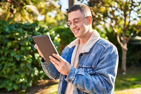 Young Hispanic Man Smiling Confident Using Touchpad Park — ストック写真