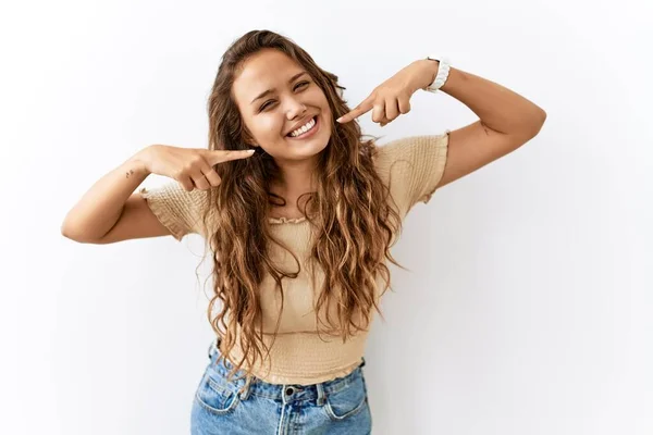 Hermosa Mujer Hispana Pie Sobre Aislado Mientras Fondo Sonriendo Alegre —  Fotos de Stock