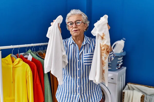 Starší Žena Šedými Vlasy Držící Čistou Bílou Tričko Tričko Špinavou — Stock fotografie
