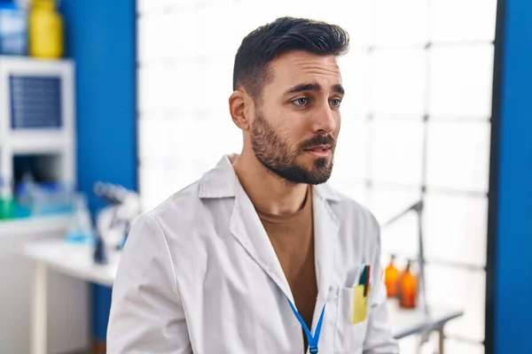 Junger Hispanischer Mann Wissenschaftleruniform Mit Ernstem Gesichtsausdruck Labor — Stockfoto