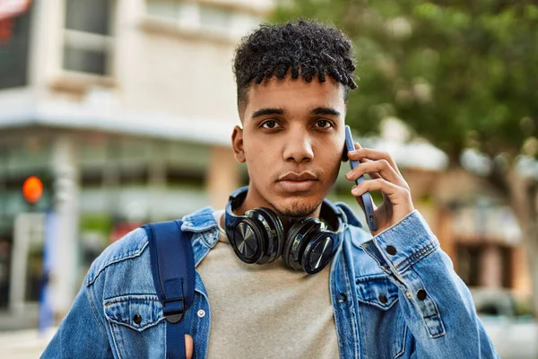 Hispanischer Junger Mann Telefoniert Auf Der Straße — Stockfoto
