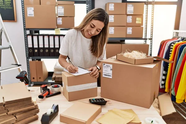 Joven Mujer Hispana Sonriendo Confiada Trabajando Tienda — Foto de Stock