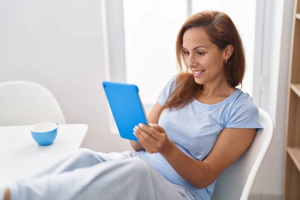 Mujer Joven Usando Touchpad Tomando Café Casa — Foto de Stock