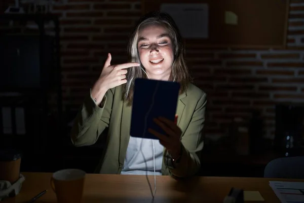 Mujer Rubia Caucásica Que Trabaja Oficina Por Noche Sonriendo Alegre —  Fotos de Stock