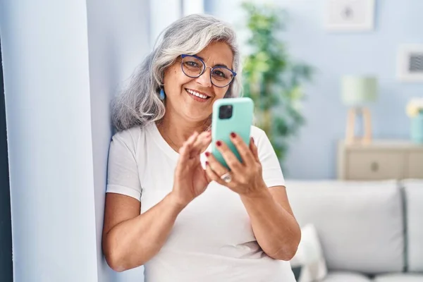 Middle Age Woman Using Smartphone Standing Home — Foto Stock