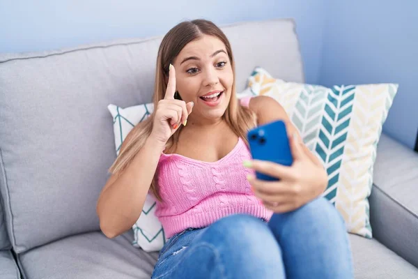 Young Blonde Woman Doing Video Call Smartphone Sitting Sofa Smiling — Fotografia de Stock