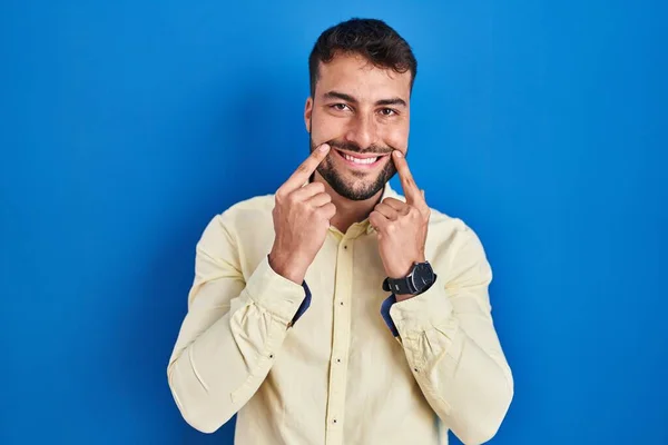 Bonito Hispânico Homem Sobre Fundo Azul Sorrindo Com Boca Aberta — Fotografia de Stock