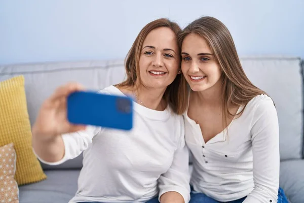 Two Women Mother Daughter Make Selfie Smartphone Home — ストック写真