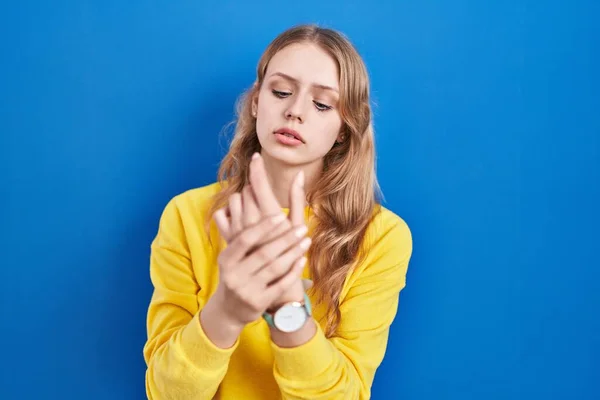 Young Caucasian Woman Standing Blue Background Suffering Pain Hands Fingers — Foto de Stock