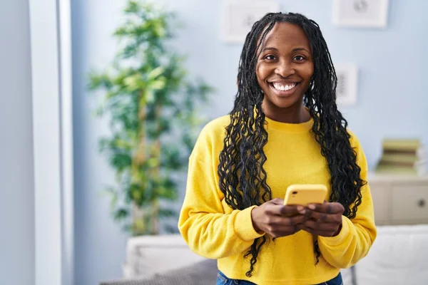 Afroamerykanka Uśmiecha Się Pewnie Pomocą Smartfona Domu — Zdjęcie stockowe
