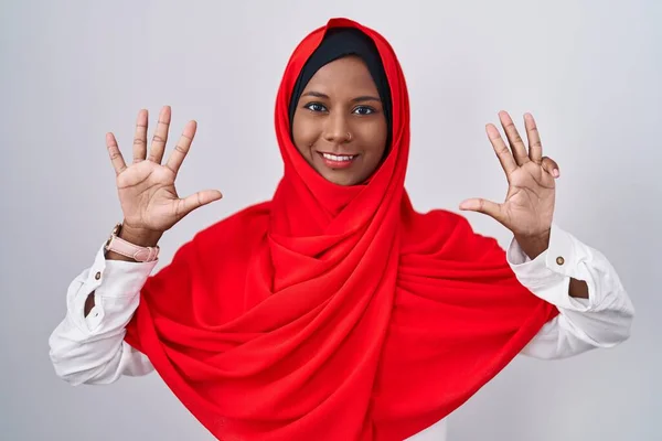 Junge Araberin Mit Traditionellem Islamischen Hijab Schal Zeigt Mit Zeigefinger — Stockfoto