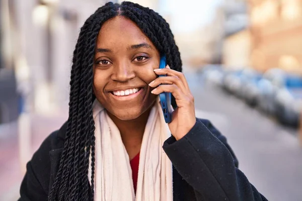 Africano Americano Mulher Sorrindo Confiante Falando Smartphone Rua — Fotografia de Stock
